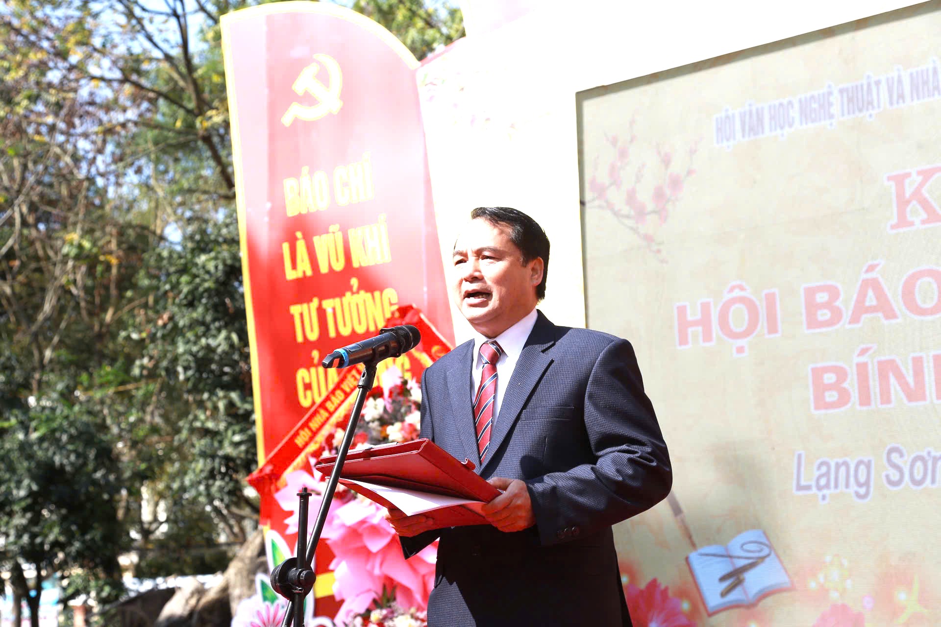 Chủ tịch Hội Văn học Nghệ thuật v&agrave; Nh&agrave; b&aacute;o tỉnh Lạng Sơn, Nguyễn Ph&uacute;c H&agrave; ph&aacute;t biểu