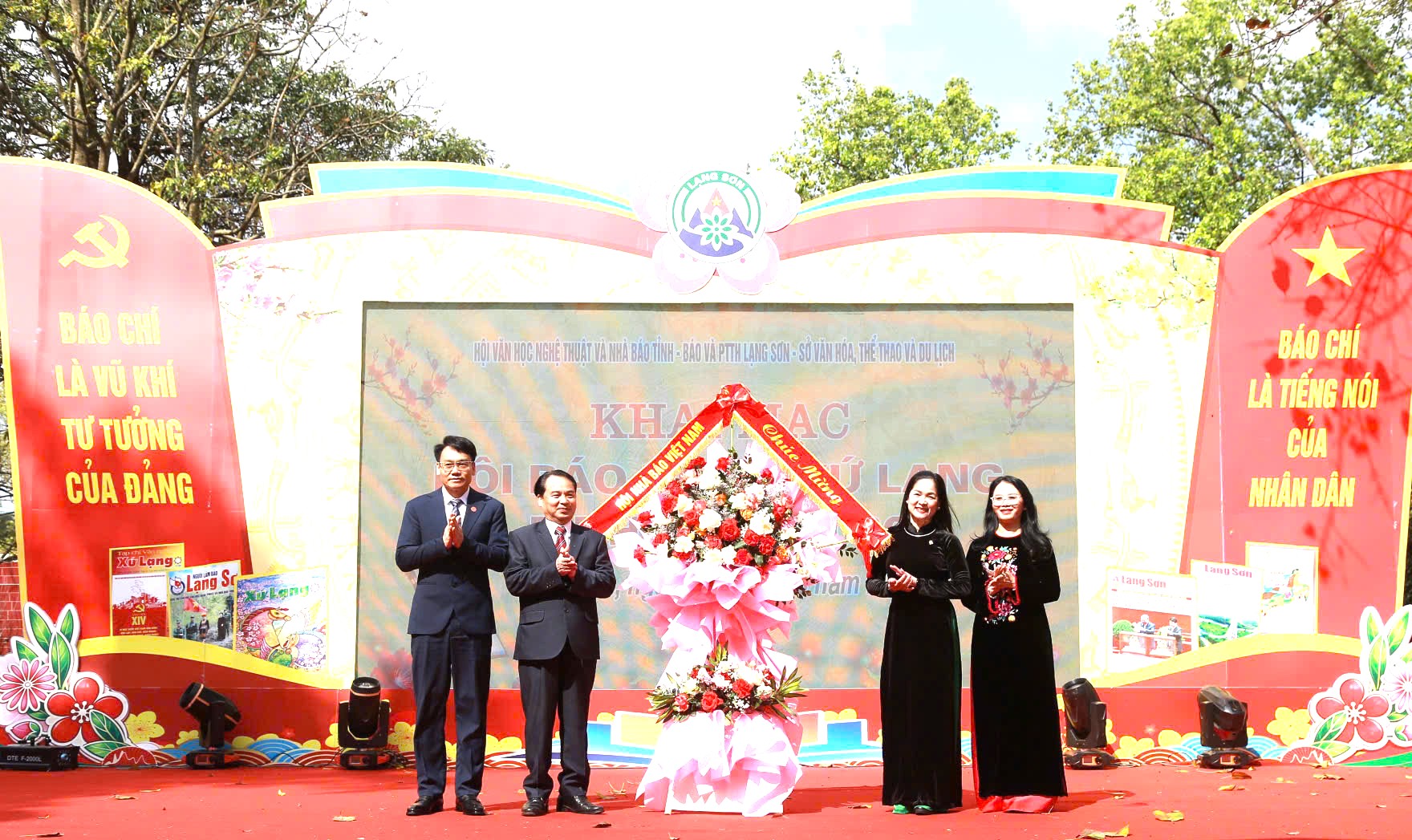 Đại diện Hội Nh&agrave; b&aacute;o Việt Nam tặng hoa ch&uacute;c mừng lễ khai mạc