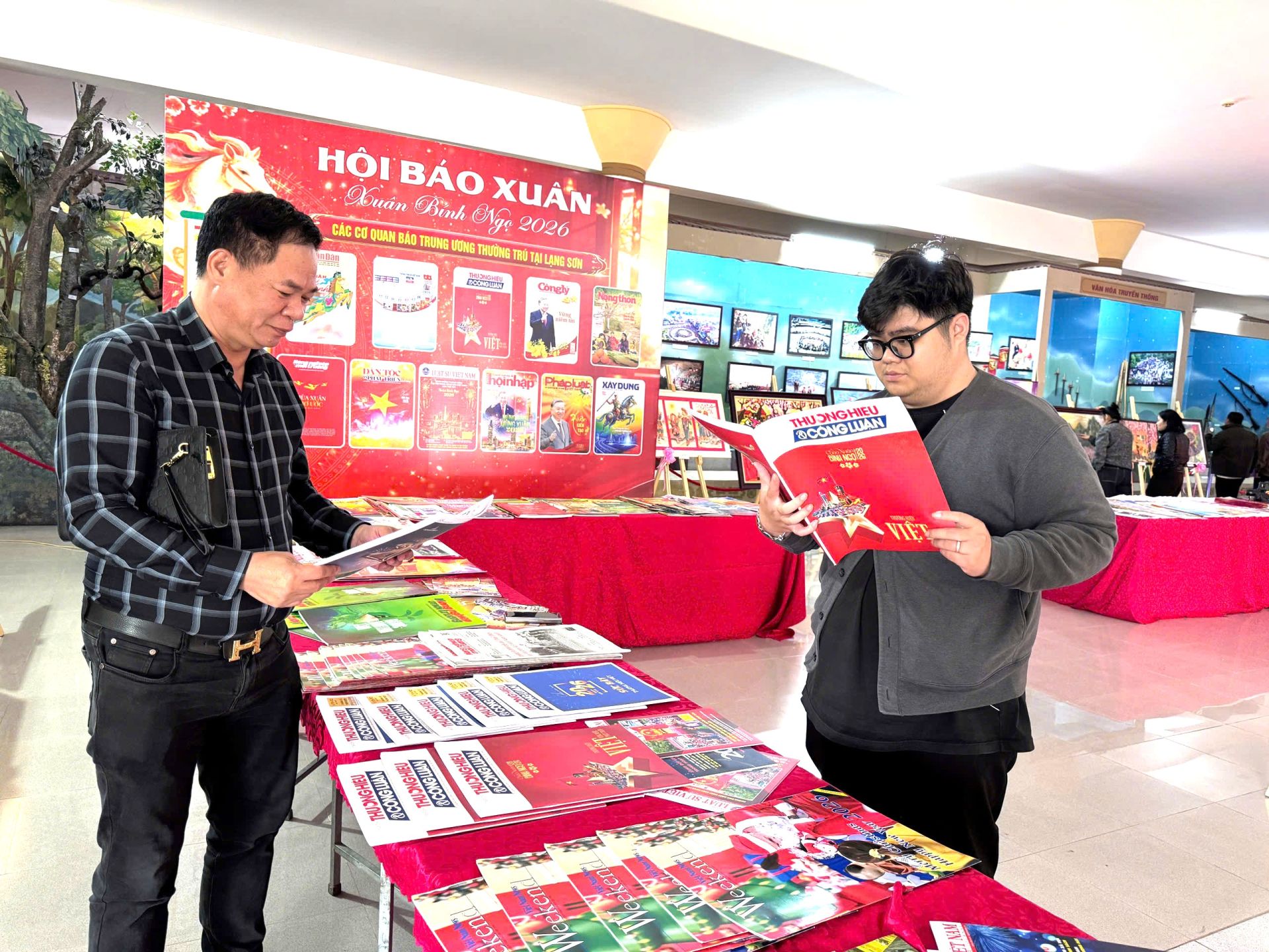 Bạn đọc quan t&acirc;m, thăm quan, xem ấn phẩm b&aacute;o Xu&acirc;n Tạp ch&iacute; Thương hiệu v&agrave; C&ocirc;ng luận