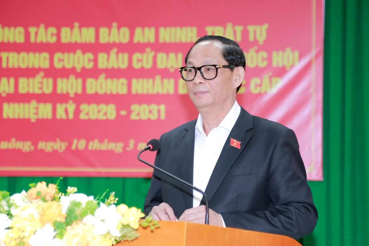 Ph&oacute; Chủ tịch Quốc hội Trần Quang Phương ph&aacute;t biểu chỉ đạo tại buổi l&agrave;m việc.