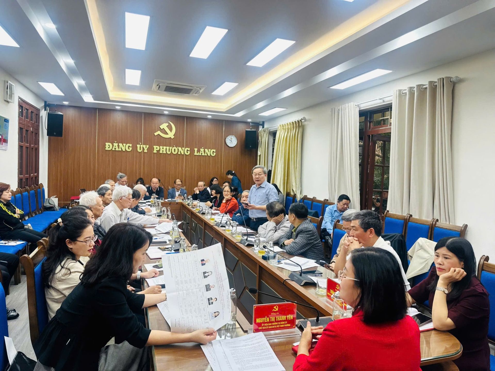 C&aacute;c đại biểu, c&aacute;n bộ Mặt trận v&agrave; đại diện cử tri phường L&aacute;ng tham gia trao đổi, thảo luận tại hội nghị mạn đ&agrave;m tiểu sử người ứng cử trước cuộc bầu cử ng&agrave;y 15.3.2026.