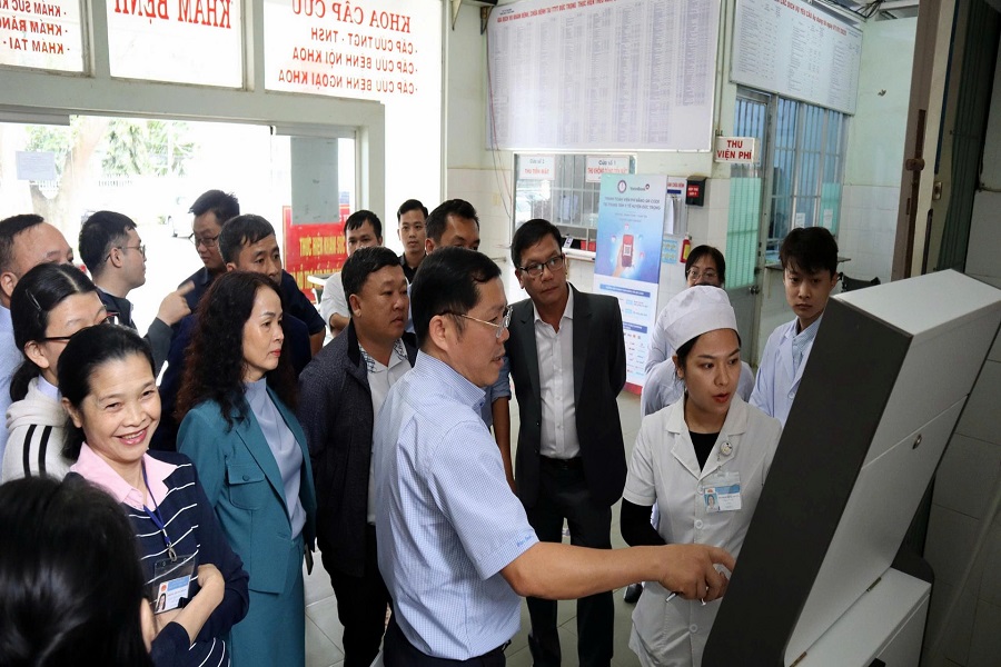 L&atilde;nh đạo Sở Y tế kiểm tra c&ocirc;ng t&aacute;c chuyển đổi số tại Trung t&acirc;m Y tế khu vực Đức Trọng