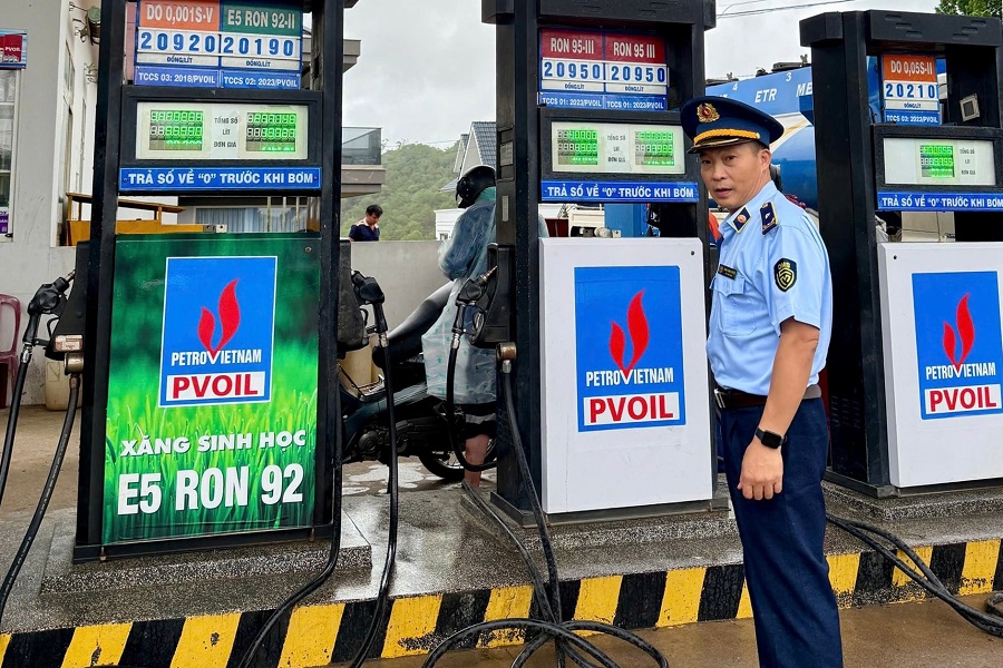 Lực lượng Quản l&yacute; thị trường kiểm tra c&aacute;c c&acirc;y xăng
