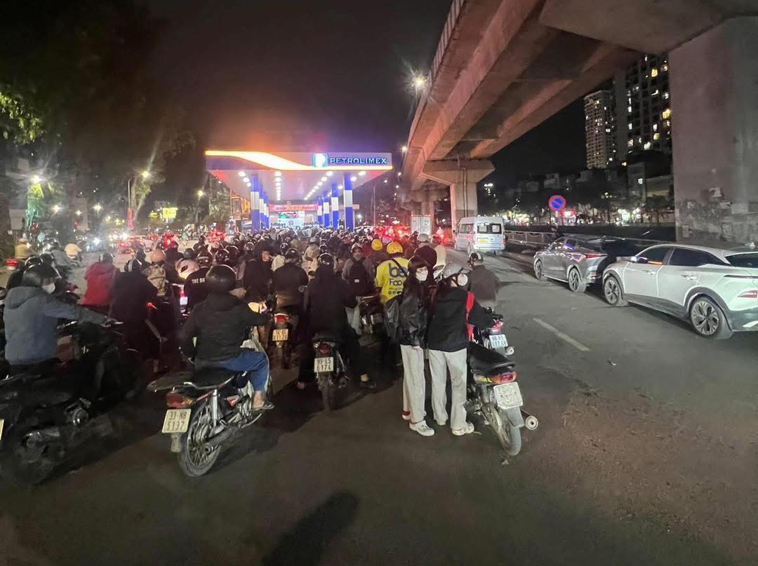 Người d&acirc;n xếp h&agrave;ng d&agrave;i tại c&aacute;c điểm b&aacute;n xăng dầu tại H&agrave; Nội