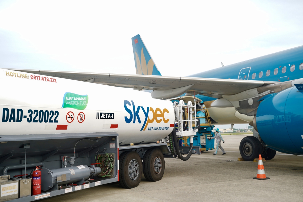 cơ quan quản l&yacute; đề xuất cho ph&eacute;p thu phụ ph&iacute; nhi&ecirc;n liệu v&agrave;o gi&aacute; v&eacute; m&aacute;y bay nội địa để gi&uacute;p doanh nghiệp duy tr&igrave; hoạt động.