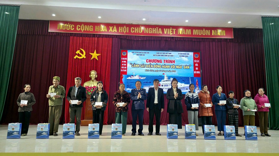 Cảnh sát biển Việt Nam tuyên truyền pháp luật về biển, đảo tại xã Minh Châu