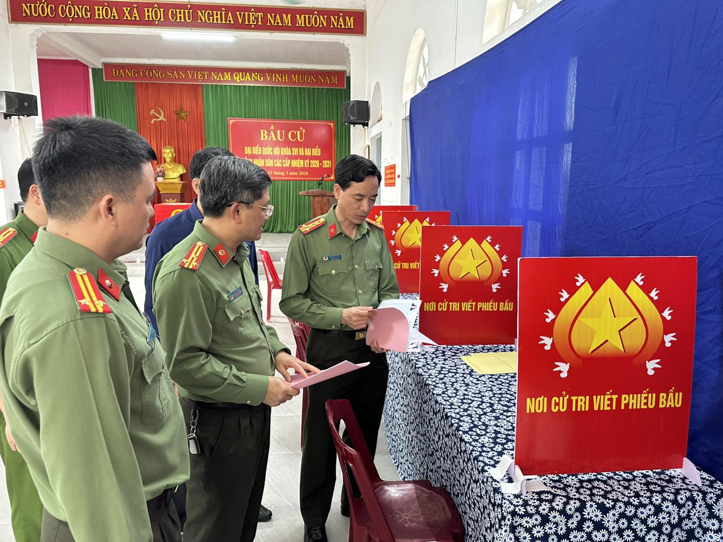 Đồng ch&iacute; Ph&oacute; Gi&aacute;m đốc Mai Đại Trưng c&ugrave;ng đo&agrave;n kiểm tra C&ocirc;ng an tỉnh Ninh B&igrave;nh tại điểm bầu cử tại địa phương.