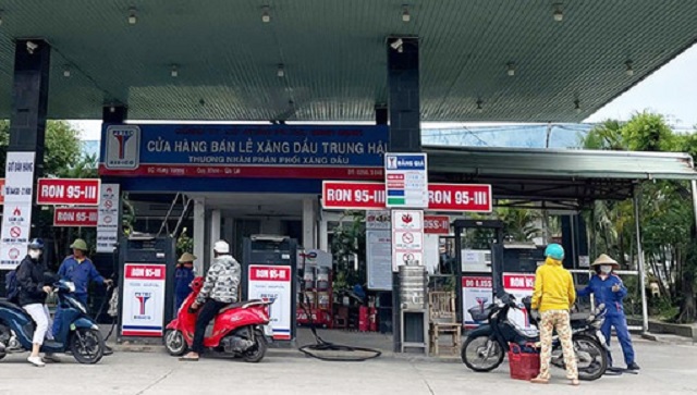 Kh&aacute;ch h&agrave;ng giao dịch tại Cửa h&agrave;ng KDXD Trung Hậu.