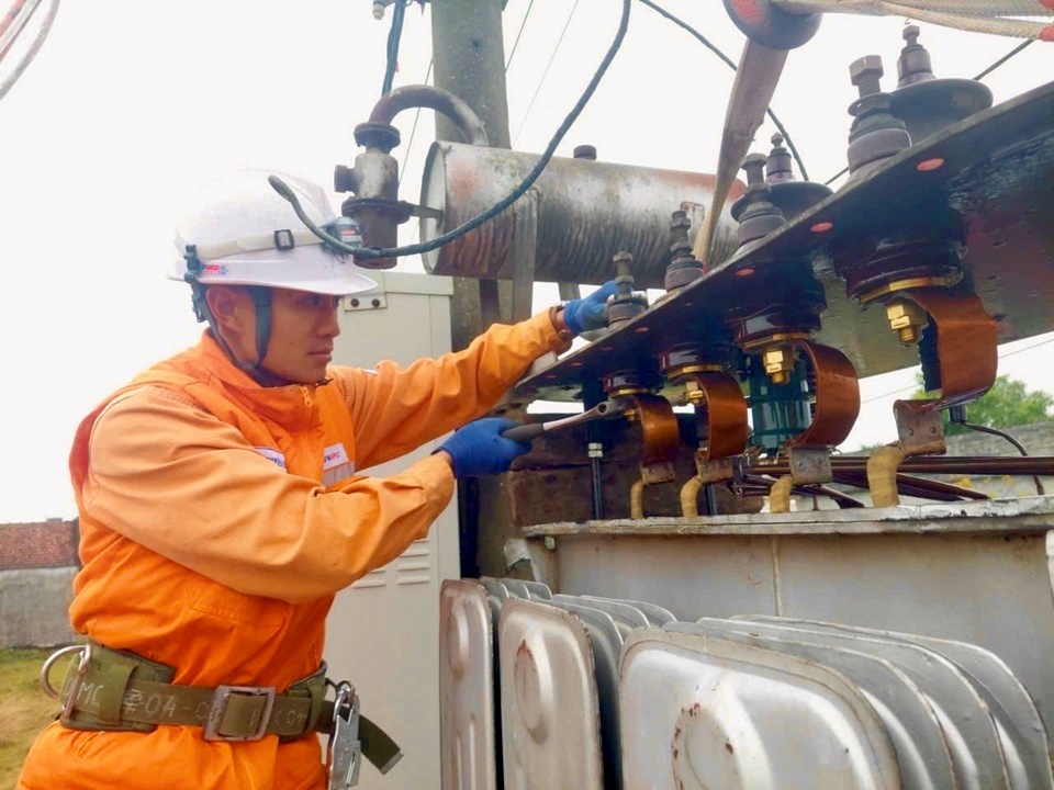 C&ocirc;ng ty Điện lực Quảng Ninh thực hiện kiểm tra r&agrave; so&aacute;t, xử l&yacute; c&aacute;c khiếm khuyết tr&ecirc;n lưới điện v&agrave; TBA nhằm bảo đảm hệ thống điện vận h&agrave;nh an to&agrave;n, ổn định phục vụ bầu cử