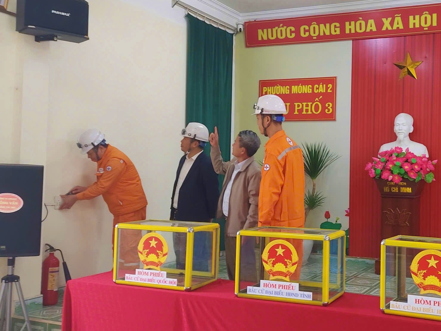 Đội Quản lý Đi&ecirc;̣n lực khu vực M&oacute;ng C&aacute;i kiểm tra đảm bảo cấp điện ổn định an to&agrave;n cho c&aacute;c khu vực bầu cử