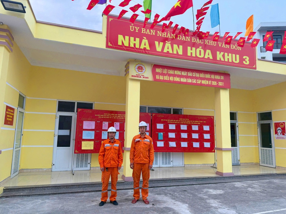 Nh&acirc;n vi&ecirc;n C&ocirc;ng ty Điện lực Quảng Ninh sẵn s&agrave;ng trực đảm bảo cấp điện tại c&aacute;c điểm bầu cử