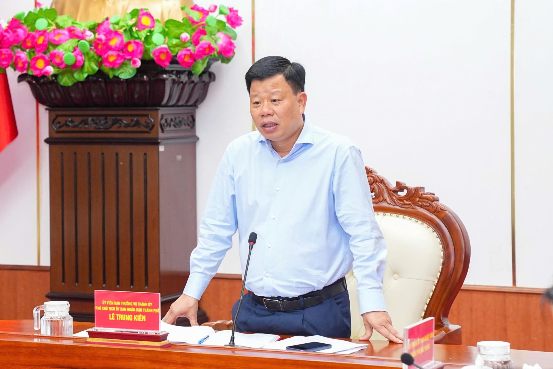 Ph&oacute; Chủ tịch UBND th&agrave;nh phố L&ecirc; Trung Ki&ecirc;n ph&aacute;t biểu chỉ đạo tại cuộc họp.