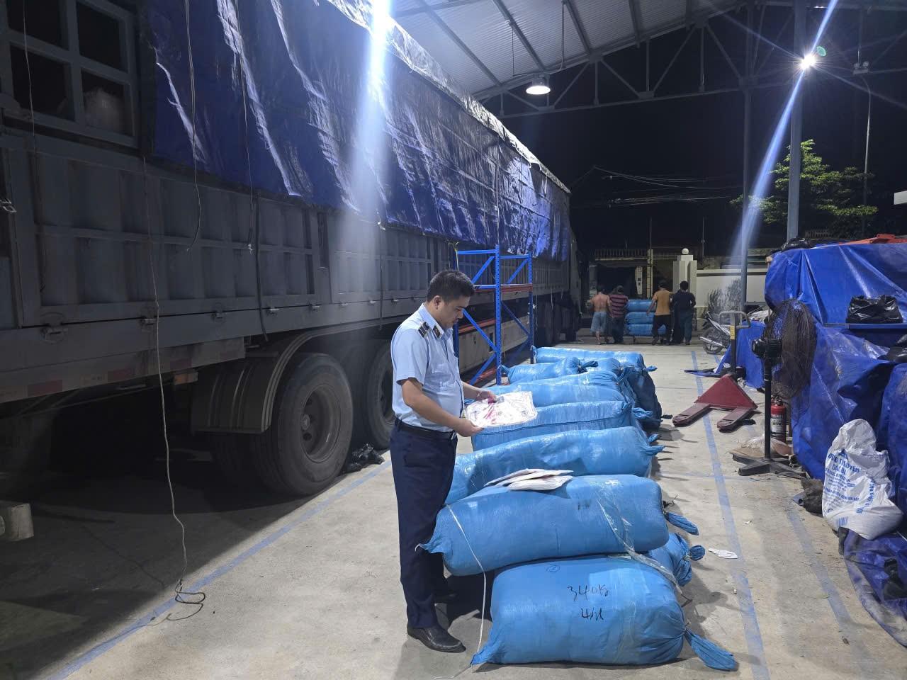 Lực lượng Lực lượng Quản l&yacute; thị trường tỉnh Đắk Lắk kiểm tra h&agrave;ng h&oacute;a tr&ecirc;n phương tiện vận tải