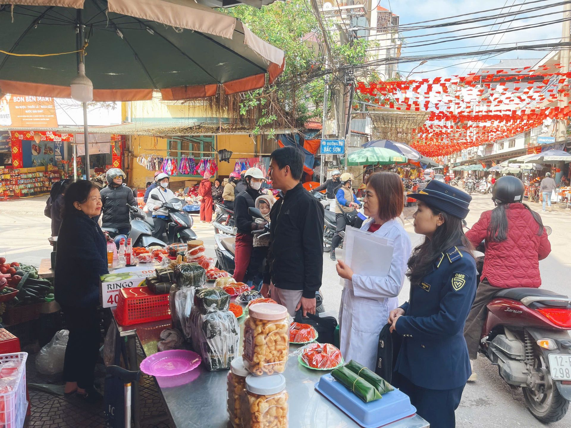 Lạng Sơn: Siết chặt quản lý thị trường, bảo đảm an toàn thực phẩm dịp Lễ hội Kỳ Cùng - Tả Phủ