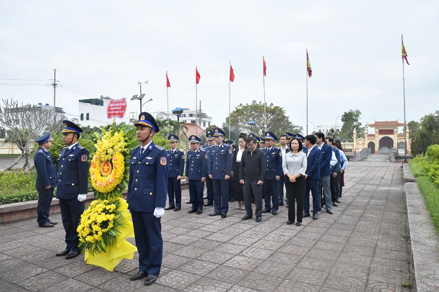 Đo&agrave;n c&ocirc;ng t&aacute;c Cảnh s&aacute;t biển Việt Nam v&agrave; c&aacute;c đại biểu địa phương d&acirc;ng hương, d&acirc;ng hoa tưởng niệm c&aacute;c anh h&ugrave;ng liệt sĩ tại Đền thờ liệt sĩ x&atilde; Diễn Ch&acirc;u
