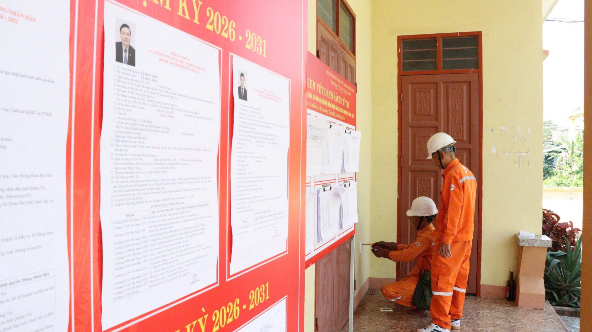 Nh&acirc;n vi&ecirc;n Điện lực kiểm tra điện tại&nbsp;1&nbsp;điểm bầu cử ở tỉnh Quảng Trị. Nguồn ảnh: ĐVCC