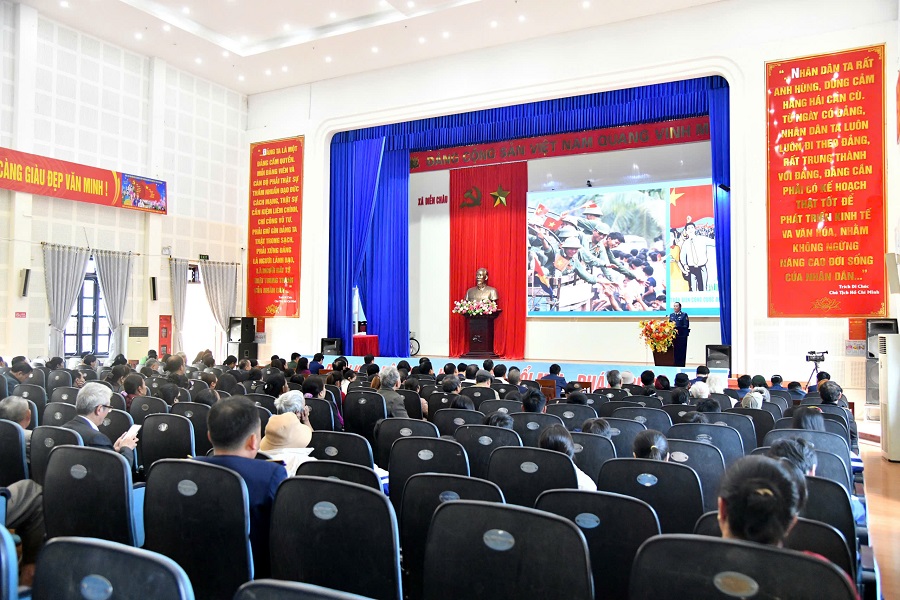 Gần 500 c&aacute;n bộ, đảng vi&ecirc;n v&agrave; nh&acirc;n d&acirc;n dự nghe tuy&ecirc;n truyền về biển đảo tại Hội trường UBND x&atilde; Diễn Ch&acirc;u