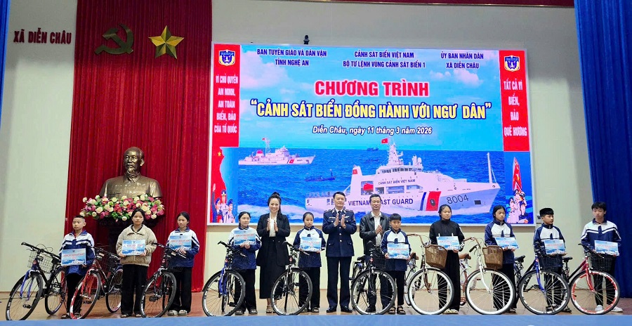 Thiếu tướng Lương Đ&igrave;nh Hưng c&ugrave;ng đại diện Ban Tuy&ecirc;n gi&aacute;o v&agrave; D&acirc;n vận Tỉnh ủy Nghệ An v&agrave; nh&agrave; đồng h&agrave;nh tặng xe đạp cho c&aacute;c em học sinh tr&ecirc;n địa b&agrave;n