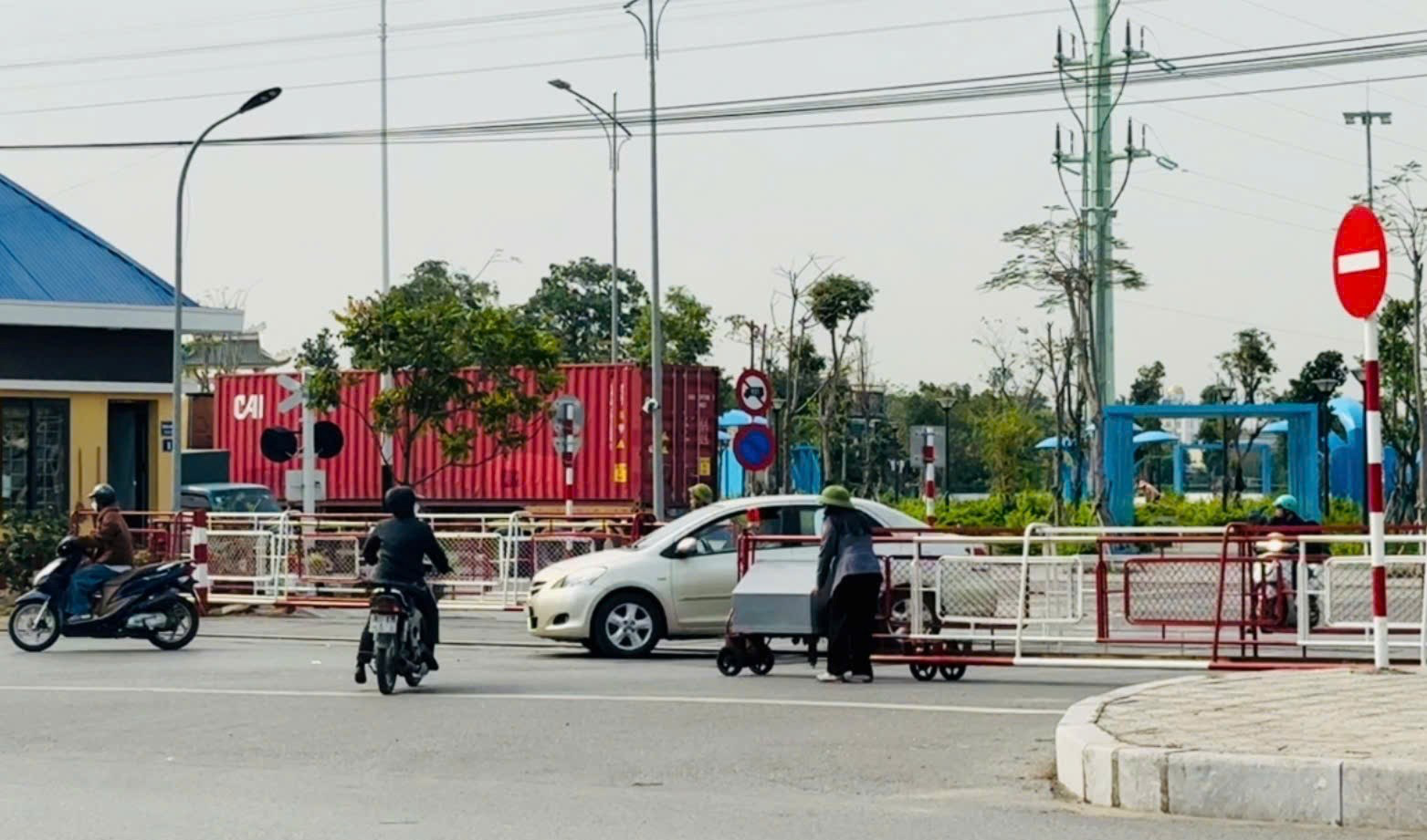 Công an Hải Phòng quyết liệt xử lý các phương tiện vi phạm quy định an toàn đường sắt