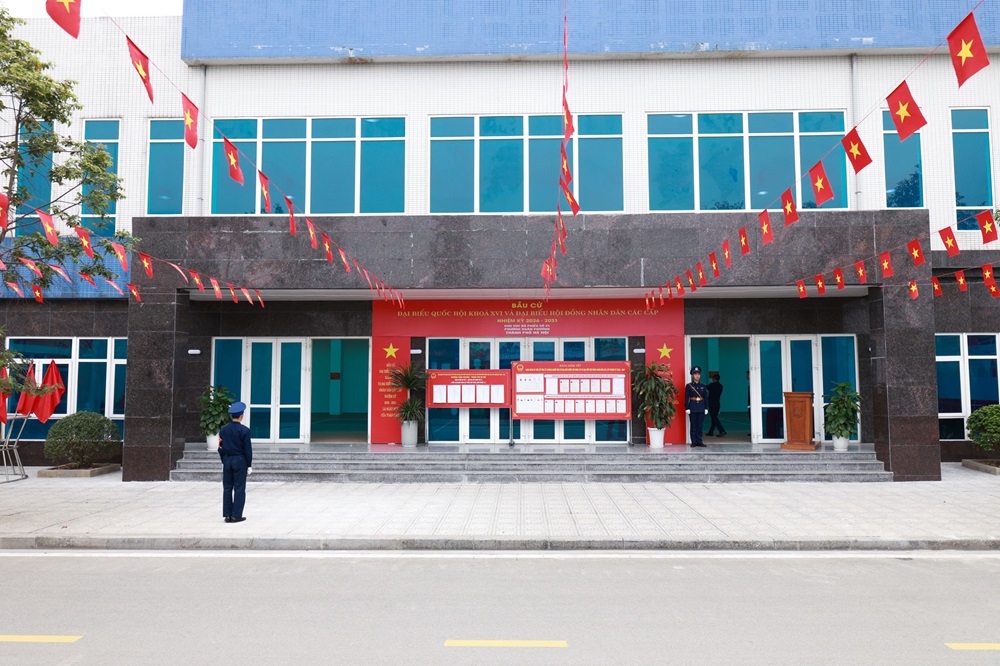 Quang cảnh khu&ocirc;n vi&ecirc;n nh&agrave; đa năng Cảnh s&aacute;t biển &ndash; địa điểm bỏ phiếu số 24, phường Xu&acirc;n Phương.
