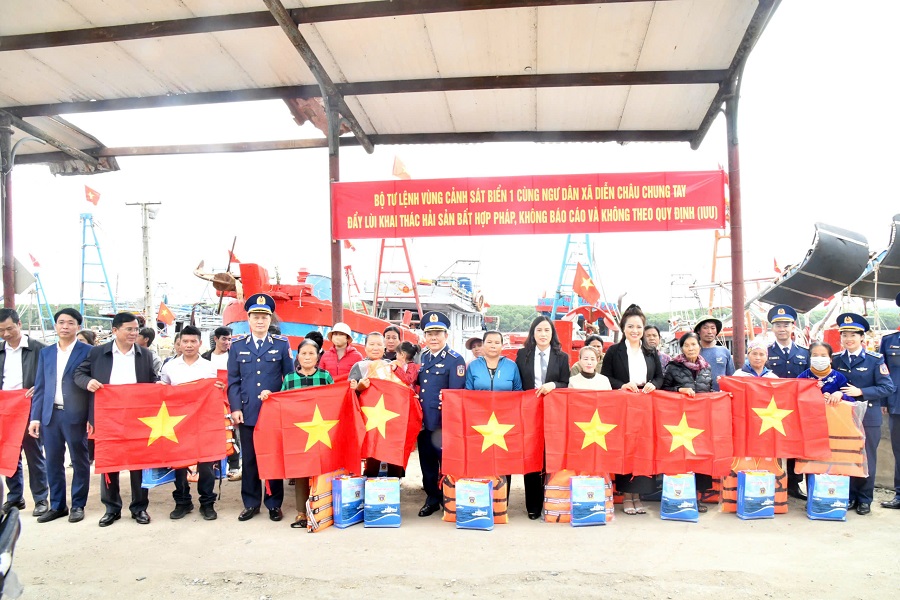 Cảnh sát biển Việt Nam “Đồng hành với ngư dân” tại xã Diễn Châu