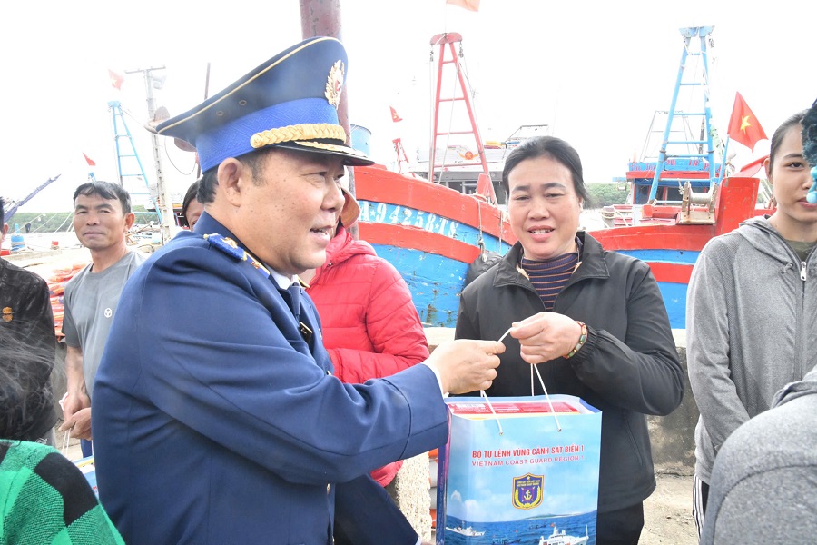 Thiếu tướng Trần Văn Hậu, B&iacute; thư Đảng ủy, Ch&iacute;nh ủy Bộ Tư lệnh V&ugrave;ng Cảnh s&aacute;t biển 1 tặng qu&agrave; cho b&agrave; con ngư d&acirc;n