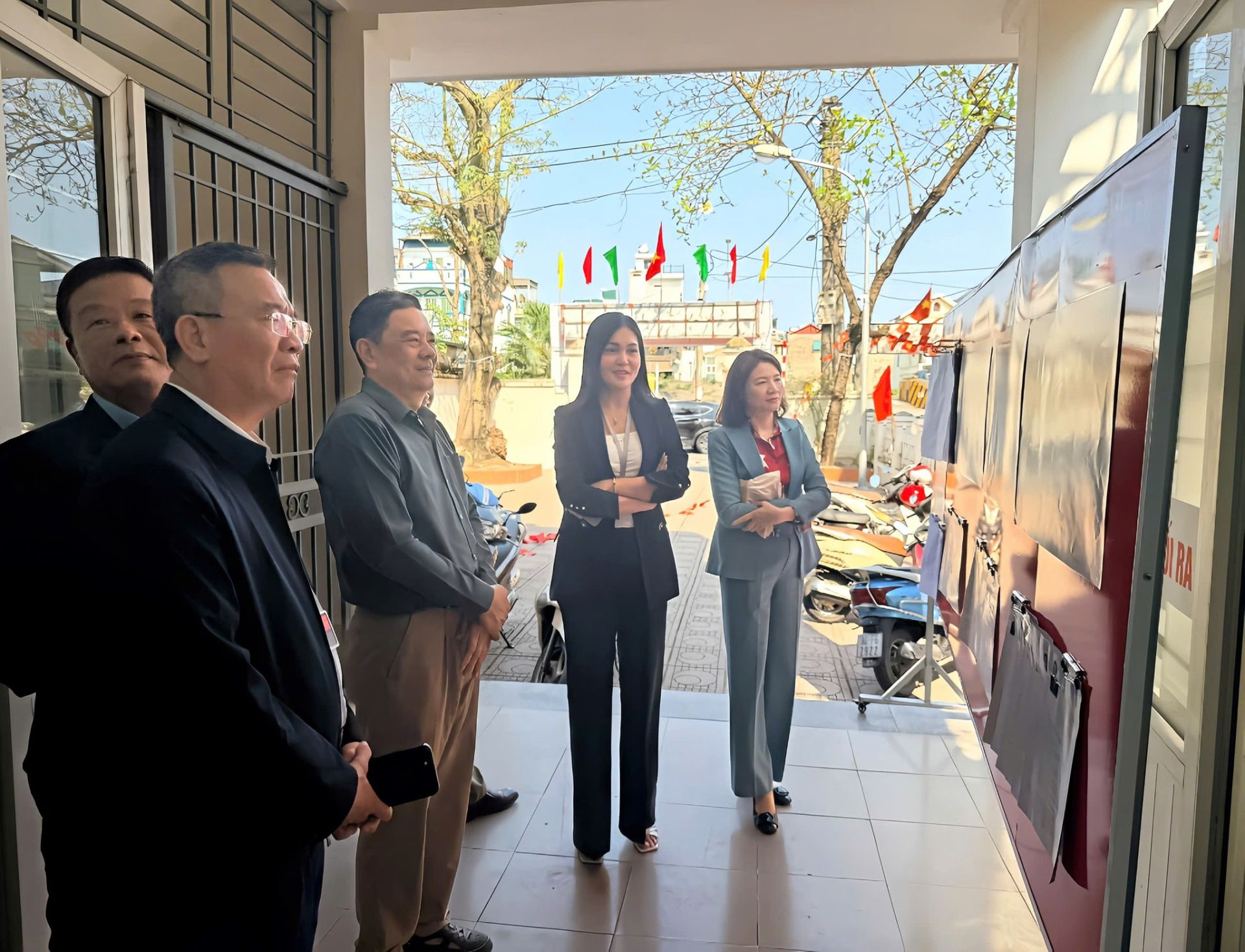 L&atilde;nh đạo v&agrave; c&aacute;c th&agrave;nh vi&ecirc;n đo&agrave;n kiểm tra phường Bồ Đề trực tiếp xem x&eacute;t bảng ni&ecirc;m yết th&ocirc;ng tin cử tri v&agrave; người ứng cử tại khu vực bỏ phiếu, bảo đảm c&ocirc;ng t&aacute;c chuẩn bị bầu cử được thực hiện đ&uacute;ng quy định.