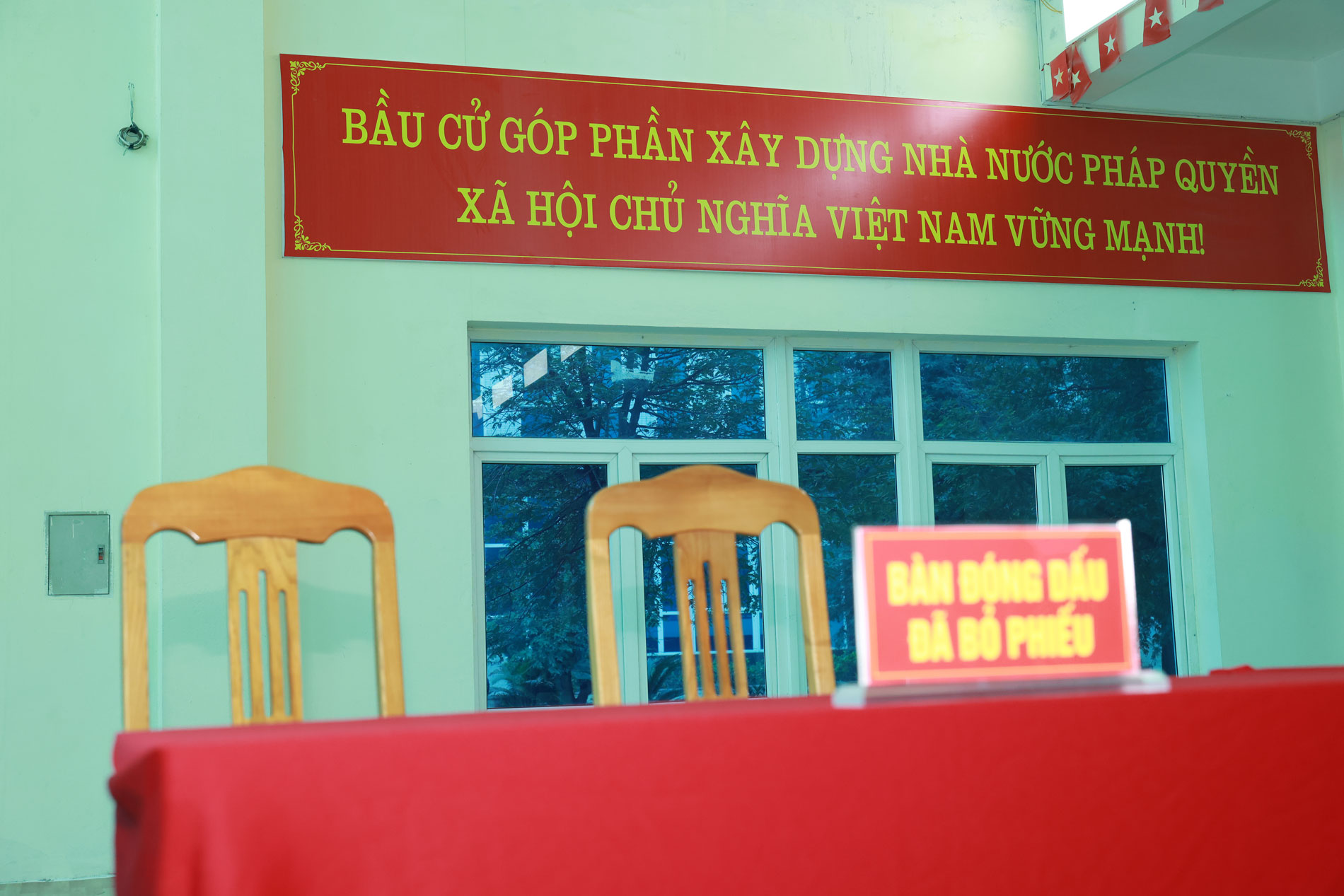 Khẩu hiệu tuy&ecirc;n truyền được bố tr&iacute; trang trọng, nổi bật.