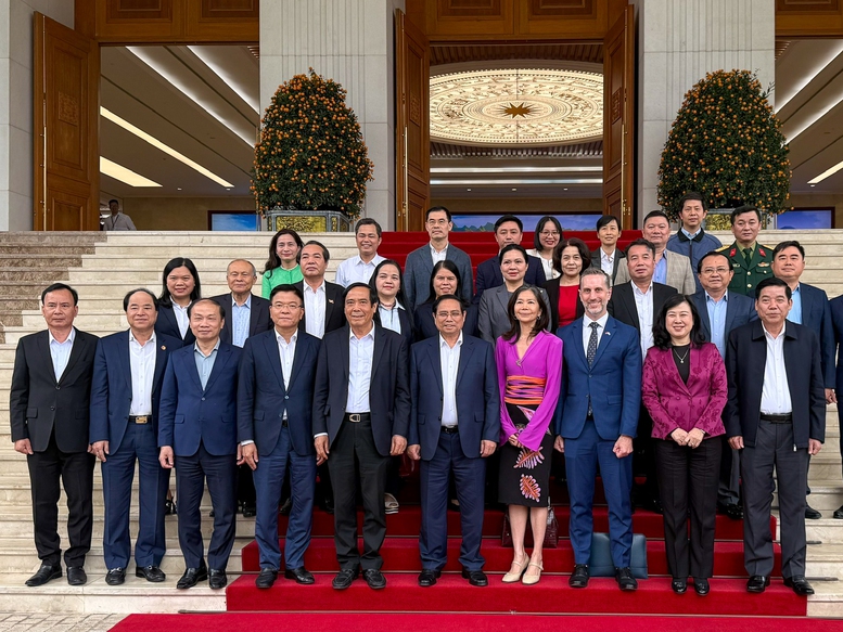 Thủ tướng c&ugrave;ng c&aacute;c đại biểu dự Hội nghị - Ảnh: VGP/Nhật Bắc