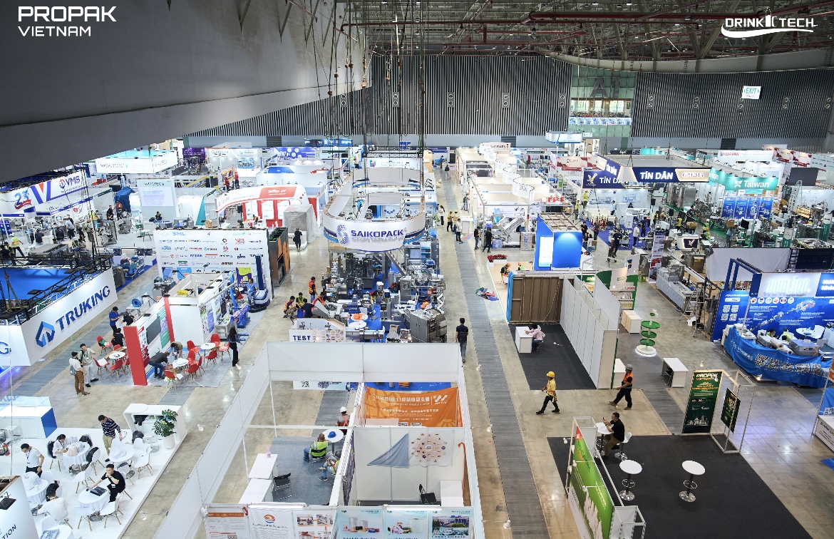 Bộ ba triển l&atilde;m được tổ chức tr&ecirc;n tổng diện t&iacute;ch 13.000m&sup2;, quy tụ hơn 450 đơn vị trưng b&agrave;y đến từ 32 quốc gia v&agrave; v&ugrave;ng l&atilde;nh thổ, c&ugrave;ng sự tham gia của 6 nh&oacute;m gian h&agrave;ng quốc tế.