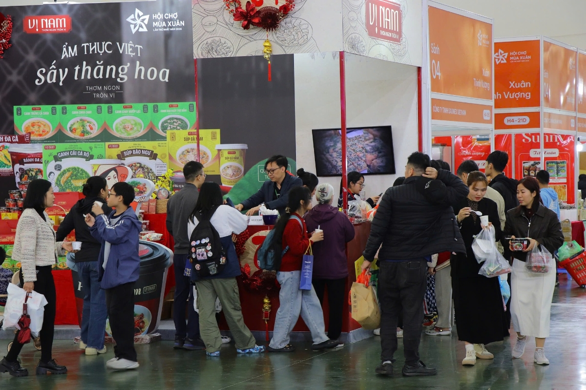 Hội chợ M&ugrave;a Xu&acirc;n 2026 khẳng định sức h&uacute;t m&atilde;nh liệt của n&ocirc;ng sản Việt từ khắp mọi miền Tổ quốc.