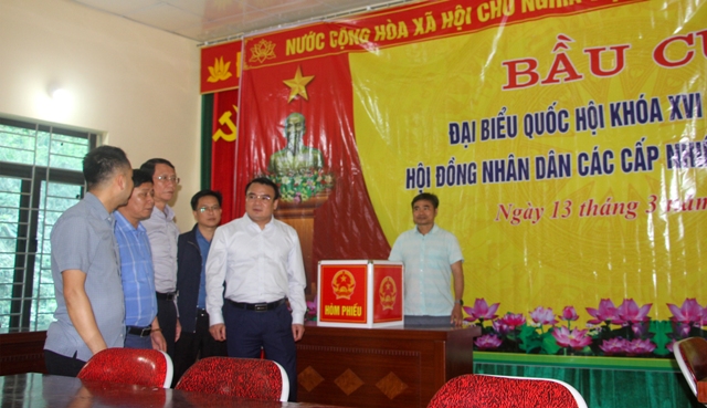 Ph&oacute; Chủ tịch UBND tỉnh Ph&ugrave;ng Th&agrave;nh Vinh Kiểm tra tại khu vực bầu cử số 3 bản Ch&agrave; Lạt x&atilde; Mường T&iacute;p (l&agrave; khu vực sẽ tổ chức bỏ phiếu sớm v&agrave;o ng&agrave;y 13/3).