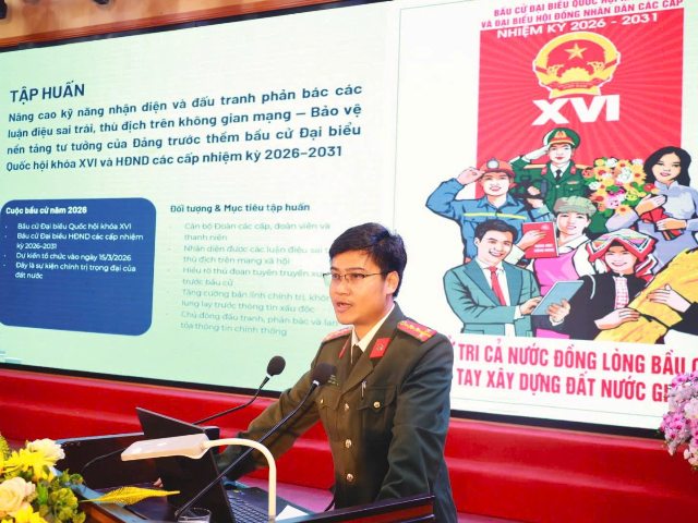 đại diện Ph&ograve;ng An ninh ch&iacute;nh trị nội bộ, C&ocirc;ng an tỉnh cũng trao đổi về kỹ năng nhận diện v&agrave; phản b&aacute;c c&aacute;c th&ocirc;ng tin sai lệch, luận điệu xuy&ecirc;n tạc tr&ecirc;n kh&ocirc;ng gian mạng.