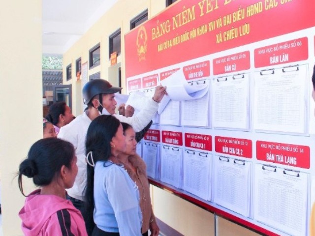 Cử tri xã Chiêu Lưu xem danh sách cử tri được niêm yết tại trụ sở xã.