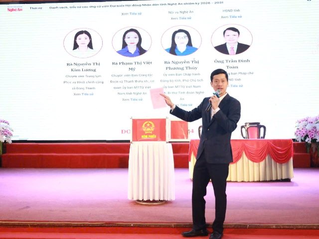 &Ocirc;ng Nguyễn Kỳ Thanh - Trưởng ph&ograve;ng C&ocirc;ng t&aacute;c HĐND, Văn ph&ograve;ng Đo&agrave;n ĐBQH v&agrave; HĐND tỉnh trực tiếp chuyển tải những vấn đề cơ bản li&ecirc;n quan đến cuộc bầu cử đại biểu Quốc hội v&agrave; Hội đồng nh&acirc;n d&acirc;n c&aacute;c cấp tới đo&agrave;n vi&ecirc;n, thanh ni&ecirc;n tại chương tr&igrave;nh.