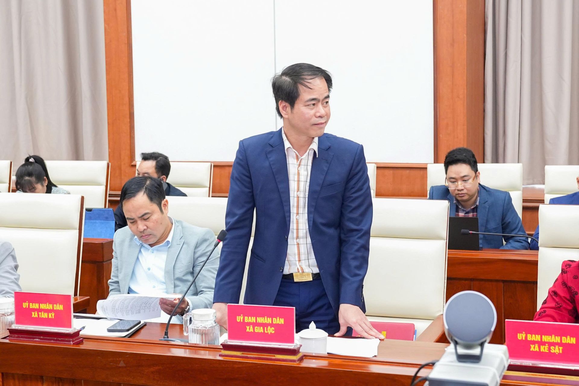 Đại diện l&atilde;nh đạo UBND x&atilde; Gia Lộc b&aacute;o c&aacute;o kết quả giải ph&oacute;ng mặt bằng v&agrave; giải ng&acirc;n vốn đầu tư c&ocirc;ng tr&ecirc;n địa b&agrave;n x&atilde;.