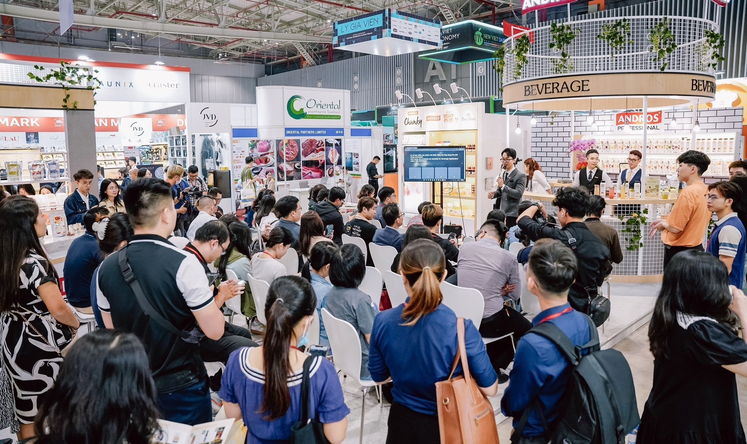 Triển l&atilde;m 2026 quy tụ khoảng 400 đơn vị trưng b&agrave;y đến từ 27 quốc gia v&agrave; v&ugrave;ng l&atilde;nh thổ.