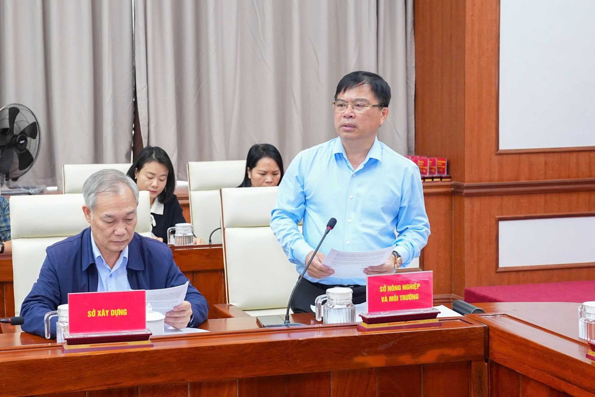 Đại diện l&atilde;nh đạo Sở N&ocirc;ng nghiệp v&agrave; M&ocirc;i trường b&aacute;o c&aacute;o tại cuộc họp.