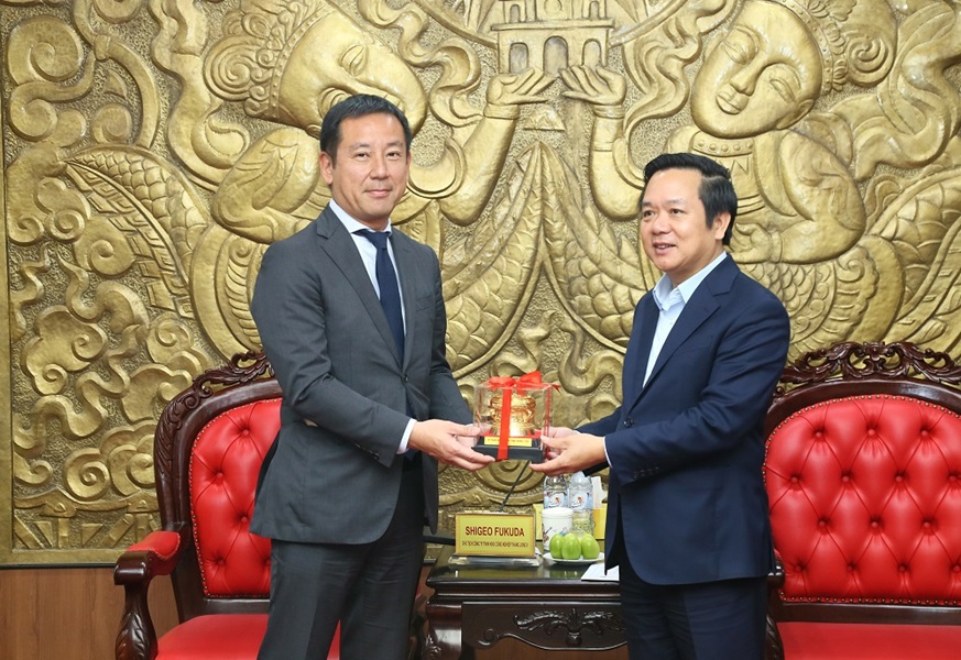 Chủ tịch UBND tỉnh Hưng Y&ecirc;n Phạm Quang Ngọc tặng qu&agrave; đại diện Tập đo&agrave;n Sumitomo Corporation.