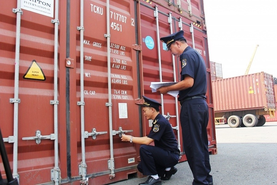 C&ocirc;ng chức ng&agrave;nh Hải quan kiểm tra h&agrave;ng h&oacute;a xuất nhập khẩu: Ảnh: CHQ