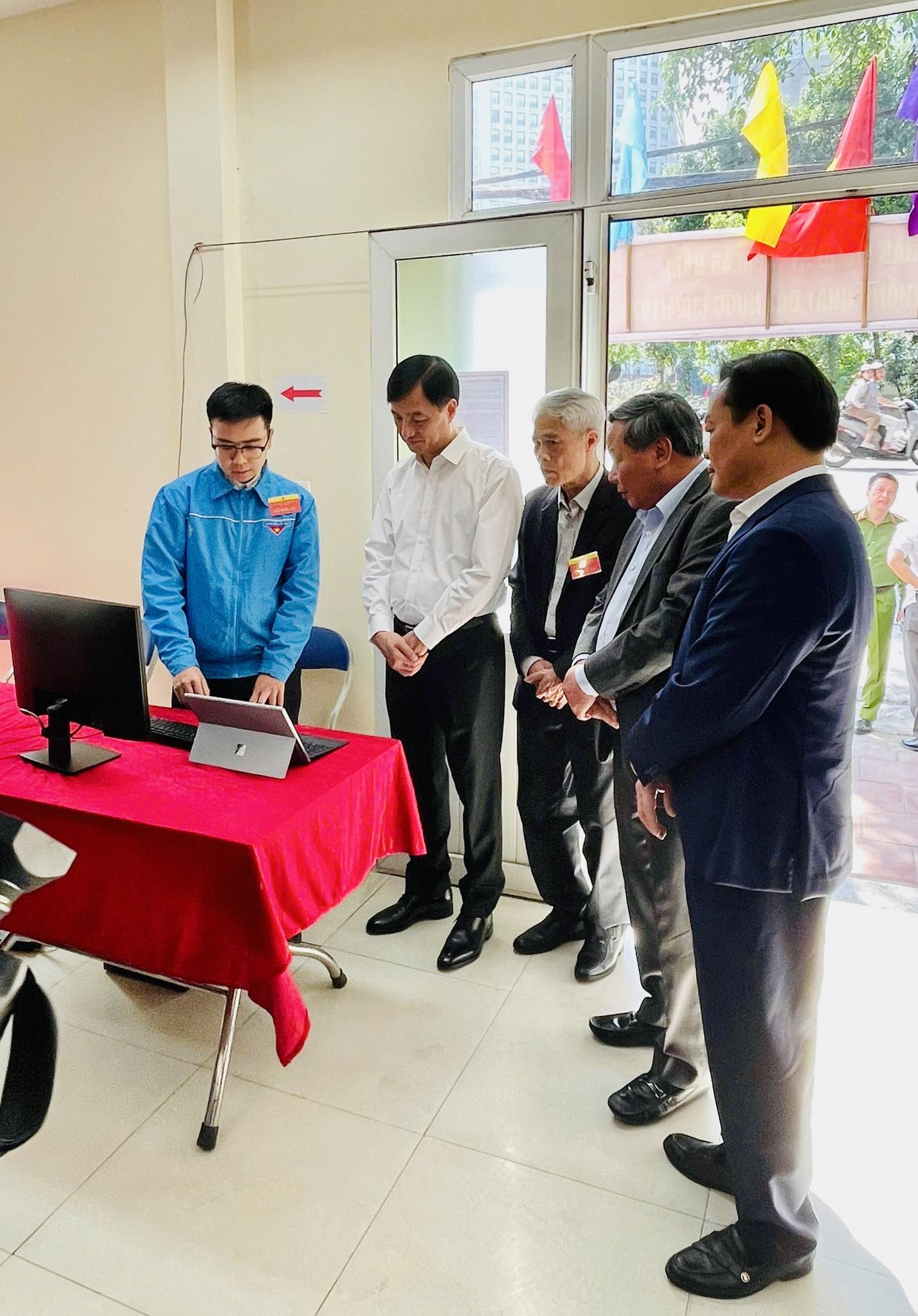 Đo&agrave;n c&ocirc;ng t&aacute;c của Th&agrave;nh ủy H&agrave; Nội kiểm tra c&ocirc;ng t&aacute;c chuẩn bị bầu cử v&agrave; c&aacute;c điều kiện phục vụ ng&agrave;y bầu cử tại khu vực bỏ phiếu tr&ecirc;n địa b&agrave;n phường Hồng H&agrave;.