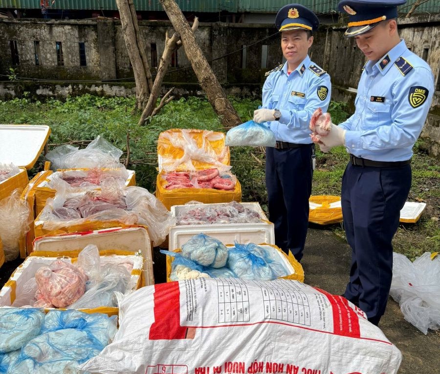 Lực lượng QLTT H&agrave; Tĩnh kiểm tra số thực phẩm kh&ocirc;ng r&otilde; nguồn gốc