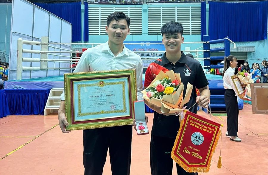 VĐV Hoa Văn Th&agrave;nh vinh dự đ&oacute;n nhận Hu&acirc;n chương Lao động hạng 3