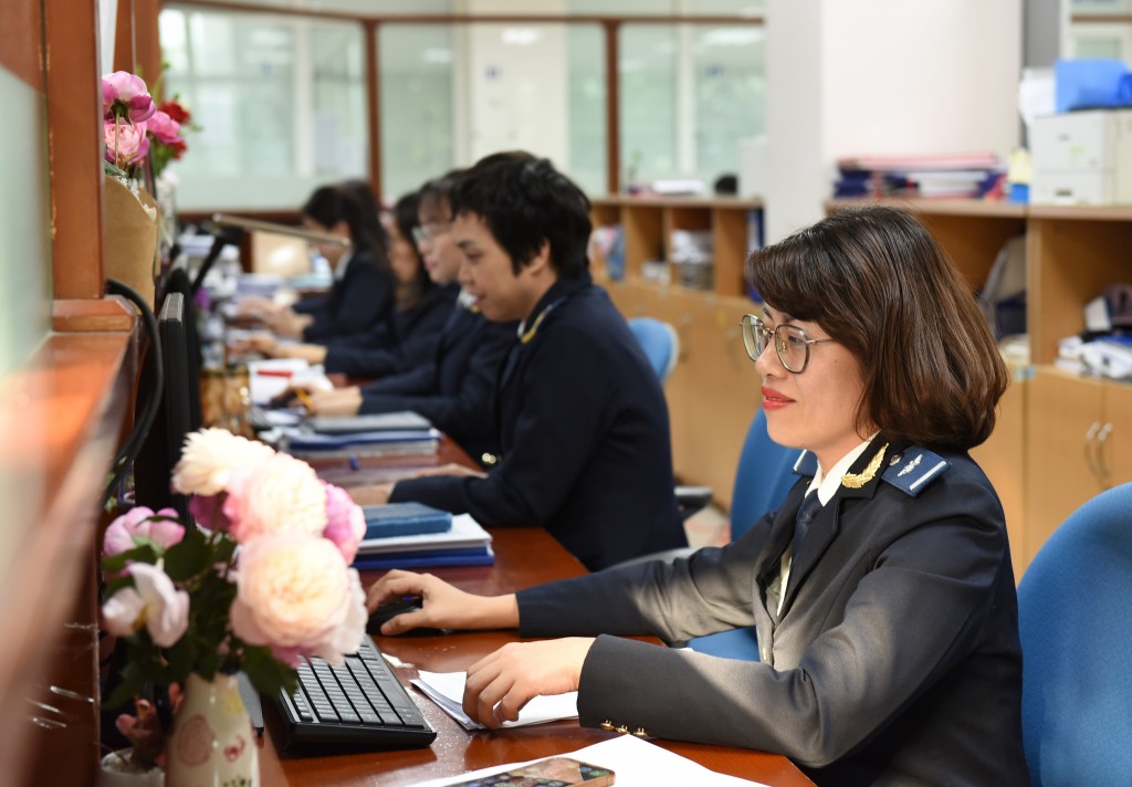 Hoạt động nghiệp vụ của c&ocirc;ng chức Chi cục Hải quan khi vực I. Ảnh: KT