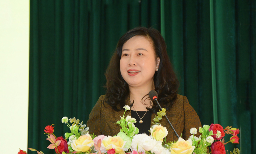 Đồng ch&iacute; Đ&agrave;o Hồng Lan tr&igrave;nh b&agrave;y chương tr&igrave;nh h&agrave;nh động với cử tri x&atilde; Chi Lăng.