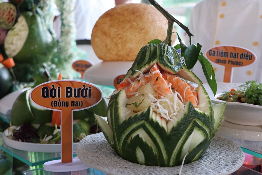 Gỏi bưởi thường xuất hiện như m&oacute;n khai vị hoặc ăn k&egrave;m cơm trắng trong bữa ăn h&agrave;ng ng&agrave;y. M&oacute;n n&agrave;y đặc biệt phổ biến trong c&aacute;c dịp lễ lớn như Tết Nguy&ecirc;n đ&aacute;n để c&acirc;n bằng sau những m&oacute;n chi&ecirc;n x&agrave;o nhiều dầu mỡ, Tết Trung Thu trong bữa cơm gia đ&igrave;nh, c&aacute;c lễ hội địa phương hay tiệc cưới hỏi