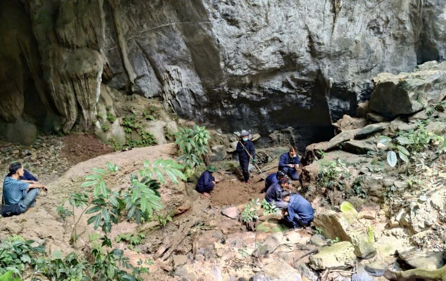 Đội Quy tập h&agrave;i cốt liệt sĩ mở rộng t&igrave;m kiếm tại khu vực hang Chia, n&uacute;i Hin Đăm