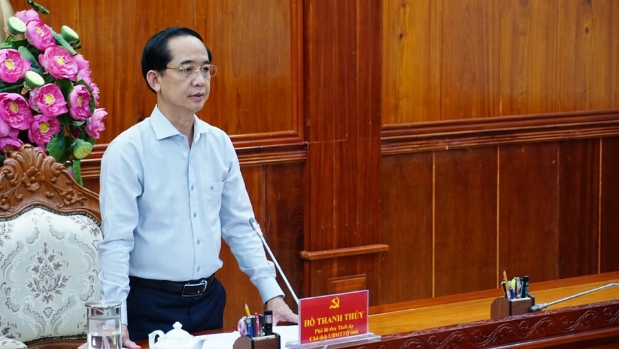 Ph&oacute; B&iacute; thư Tỉnh ủy, Chủ tịch Ủy ban MTTQ Việt Nam tỉnh C&agrave; Mau Hồ Thanh Thủy chủ tr&igrave; buổi l&agrave;m việc với c&aacute;c sở, ng&agrave;nh v&agrave; chủ đầu tư nhằm r&agrave; so&aacute;t, th&aacute;o gỡ kh&oacute; khăn, đẩy nhanh tiến độ c&aacute;c dự &aacute;n ứng ph&oacute; biến đổi kh&iacute; hậu tr&ecirc;n địa b&agrave;n tỉnh