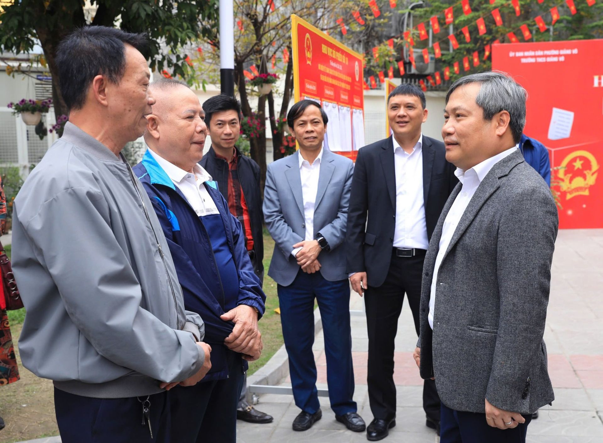 Chủ tịch Ủy ban nh&acirc;n d&acirc;n th&agrave;nh phố H&agrave; Nội Vũ Đại Thắng trao đổi với c&aacute;n bộ cơ sở v&agrave; người d&acirc;n trong qu&aacute; tr&igrave;nh kiểm tra c&ocirc;ng t&aacute;c chuẩn bị bầu cử tại địa b&agrave;n phường.