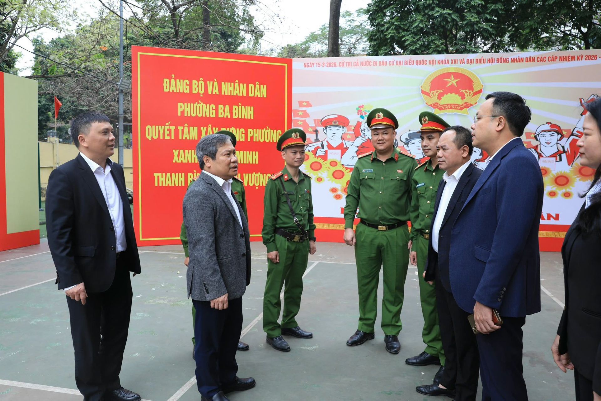 Đo&agrave;n c&ocirc;ng t&aacute;c th&agrave;nh phố kiểm tra phương &aacute;n bảo đảm an ninh trật tự v&agrave; c&aacute;c điều kiện tổ chức bầu cử tại khu vực bỏ phiếu tr&ecirc;n địa b&agrave;n phường Ba Đ&igrave;nh.